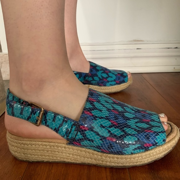 Naturalizer N5 woman’s comfort snakeskin pattern size 7.5 sandals - Picture 2 of 11